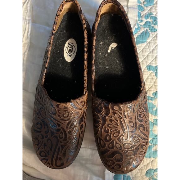 B.O.C. Peggy Brown Embossed Leather Clogs Comfort Slip On Shoes - Picture 7 of 9